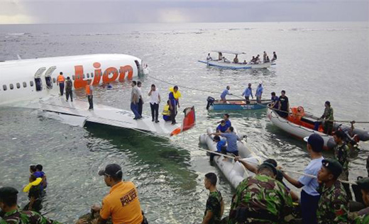Bali-Lion Air lands in sea-05